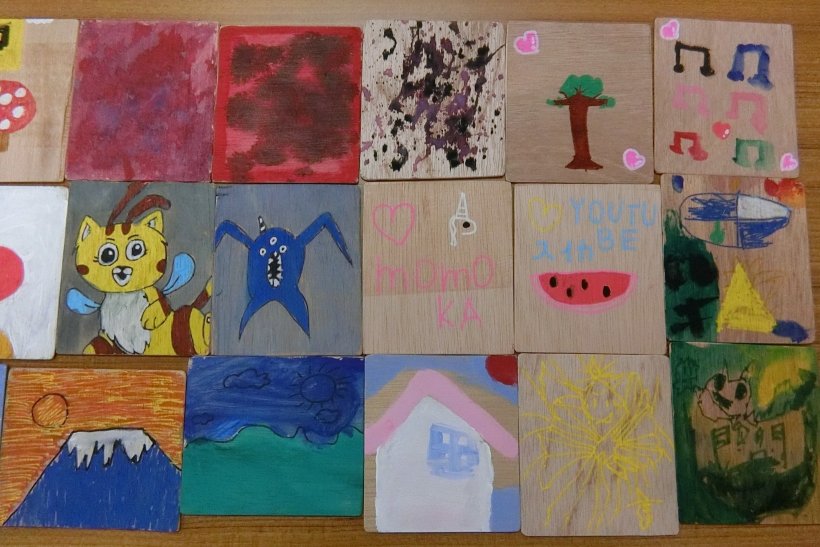 沢山の木に描かれた絵