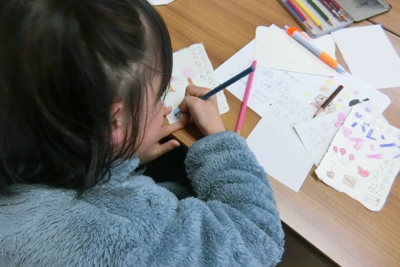 和紙に絵葉書を描いている