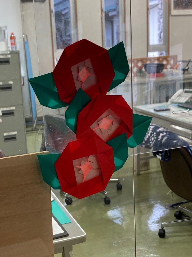 折り紙のツバキ