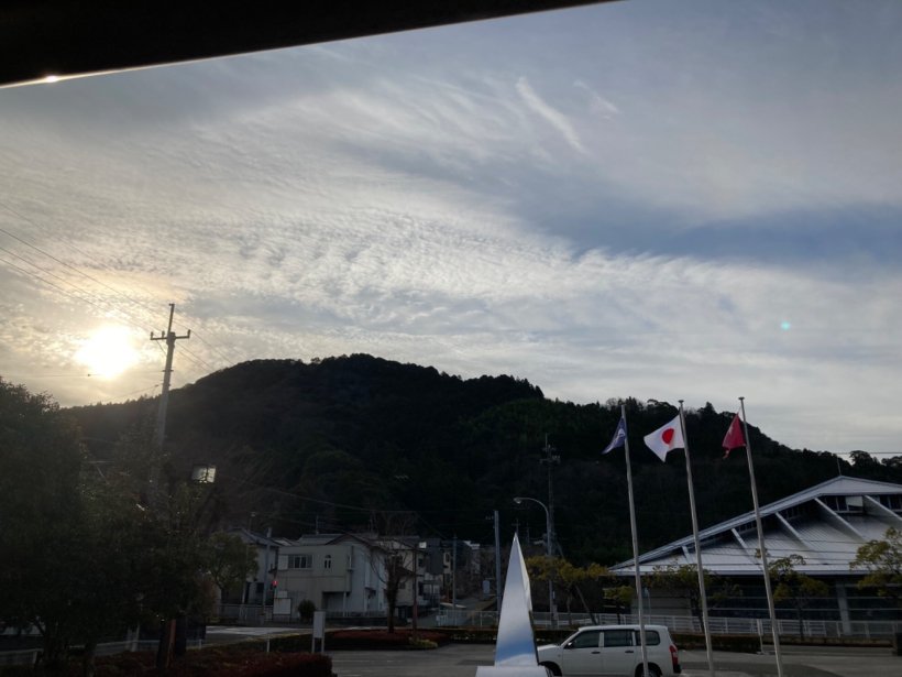 施設の前の駐車場