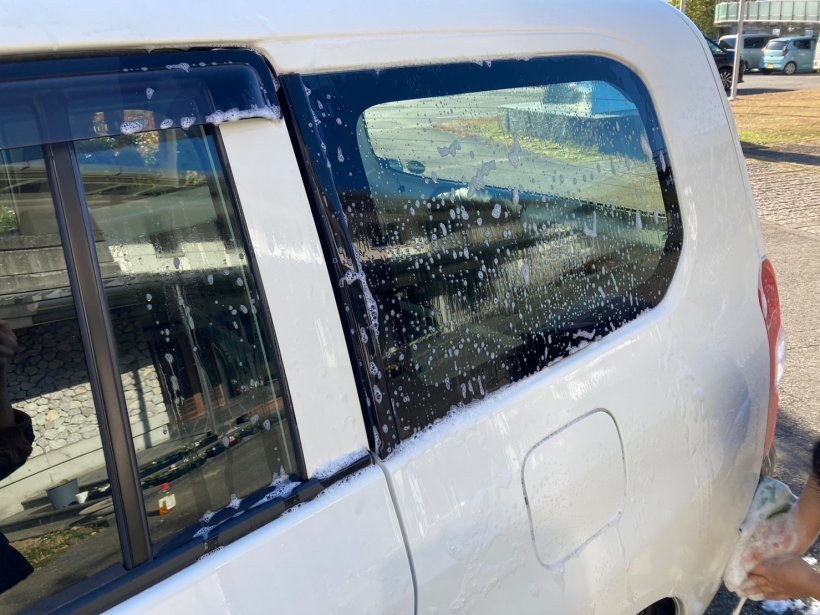 車をスポンジで洗っている！