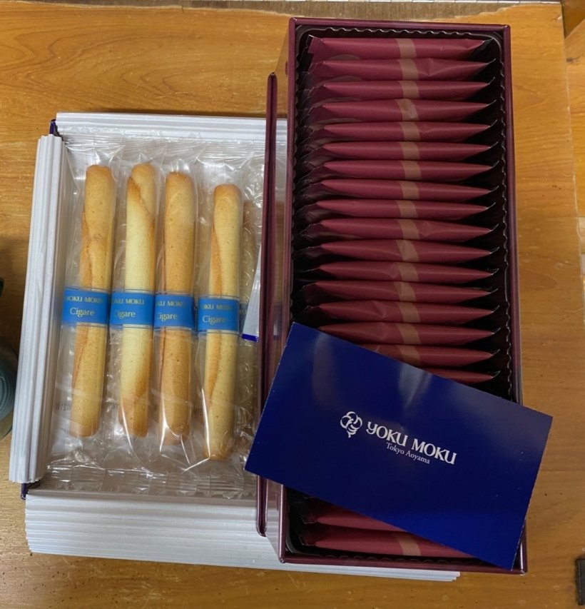 箱に入った棒状と四角のお菓子