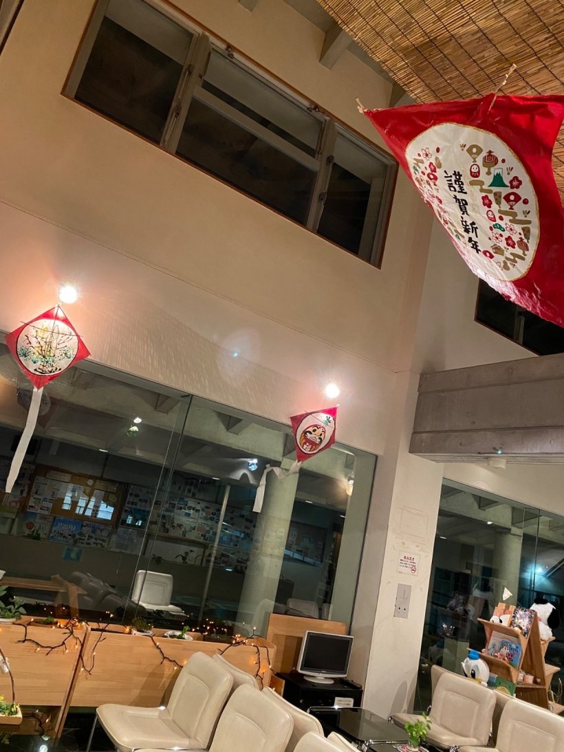 ライトに照らされた3つの凧