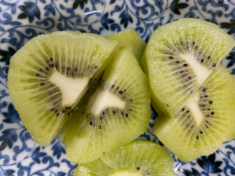 半分に切ったキウイ