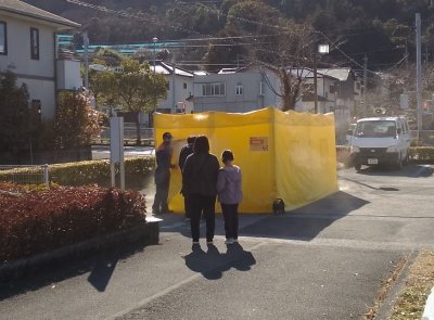 黄色いテントの中で煙体験中