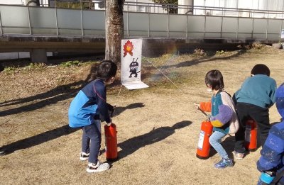消火器を持って水消火器中