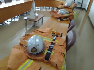消防副とヘルメットが置いている