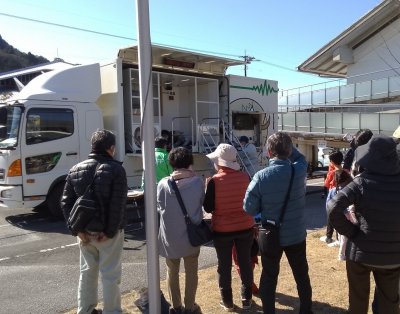 起震車を見ている