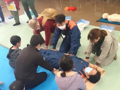 毛布で担架制作中