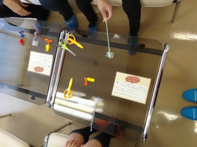 テーブルで糸をまとめている