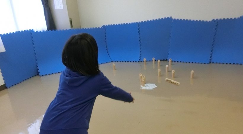 モルックを投げている