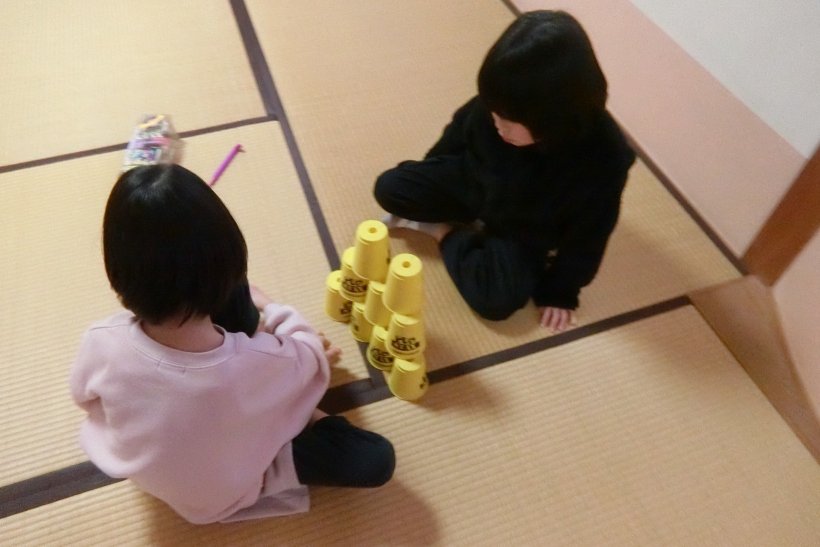 コップを積み重ねている