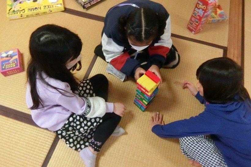 3人でジェンガをしている