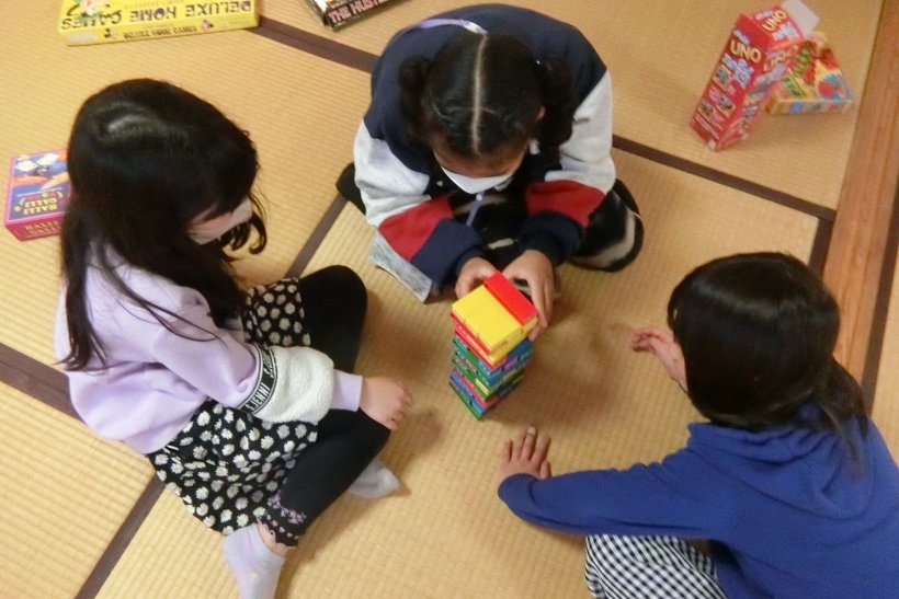 カラフルジェンガを3人でしている