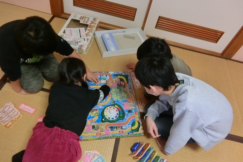 人生ゲームを4人でしている