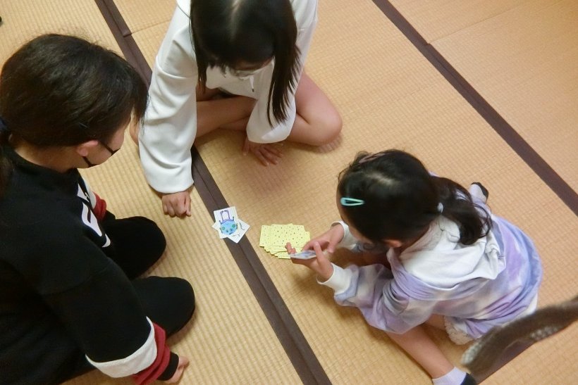 カードゲームを３人でしている