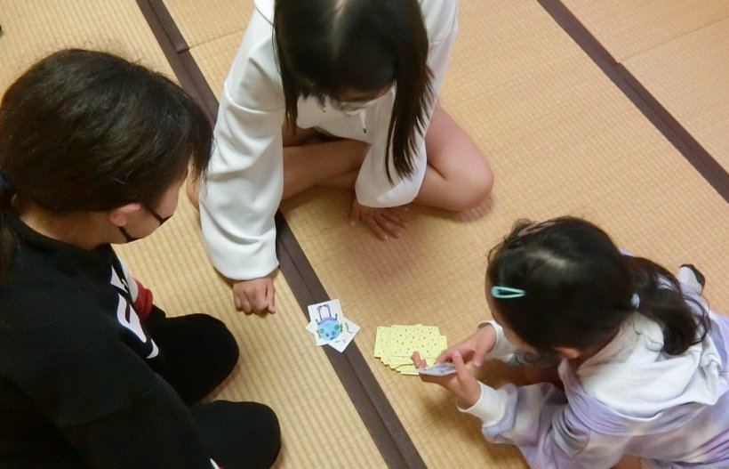 カードゲームをしている