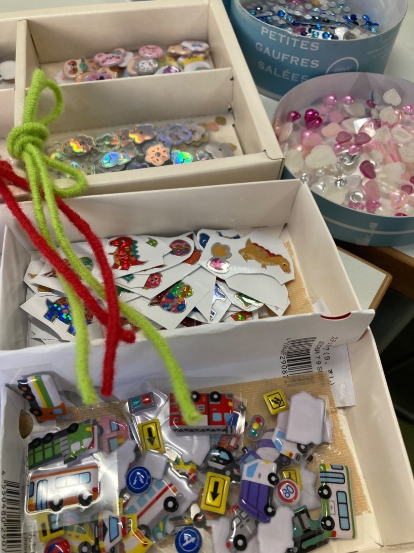 箱の仕切りの中に切ったシール