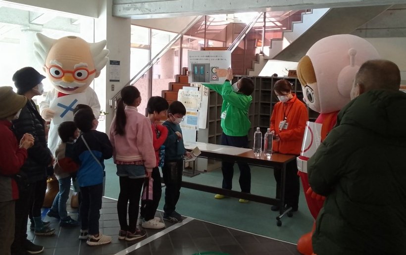 着ぐるみと一緒に○×クイズ中