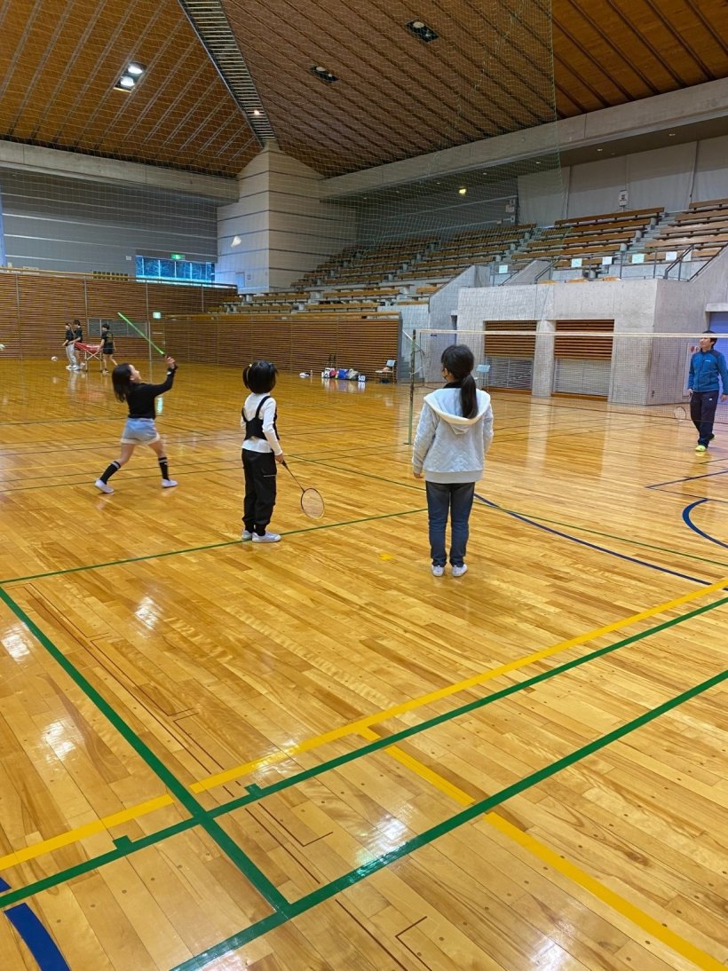 4人でバドミントンをしている