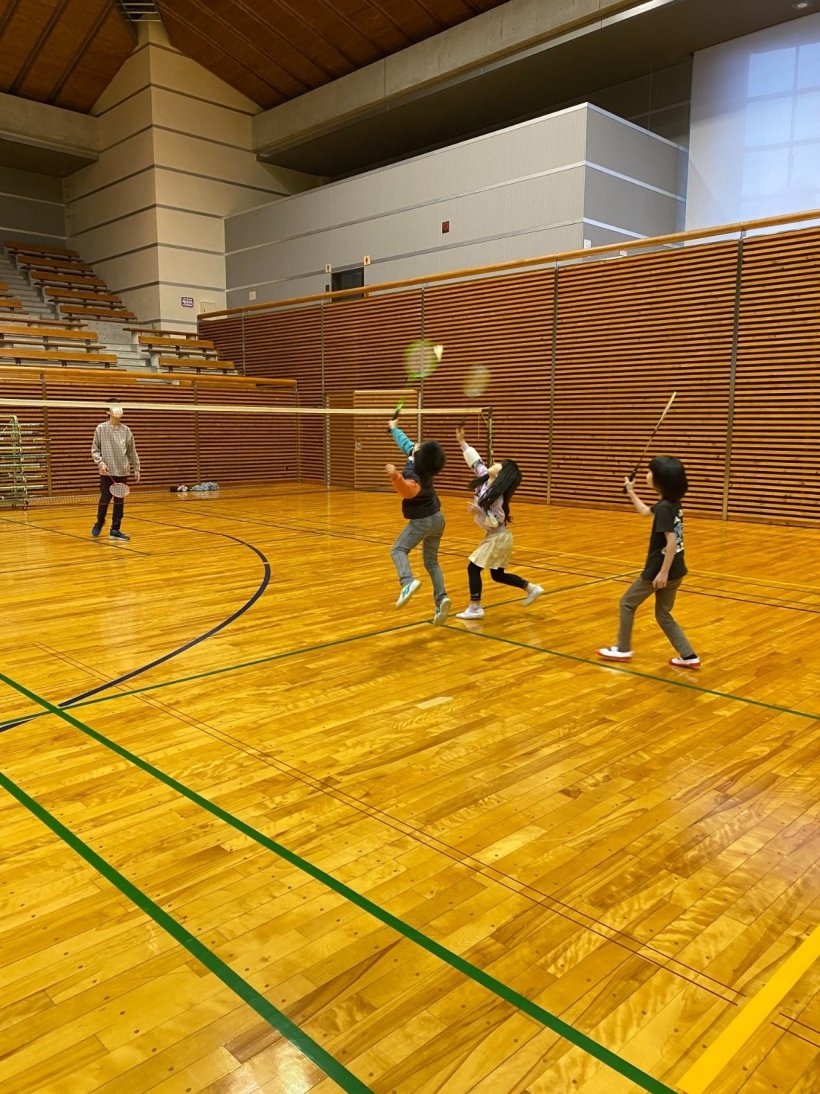 4人でバドミントンをしている