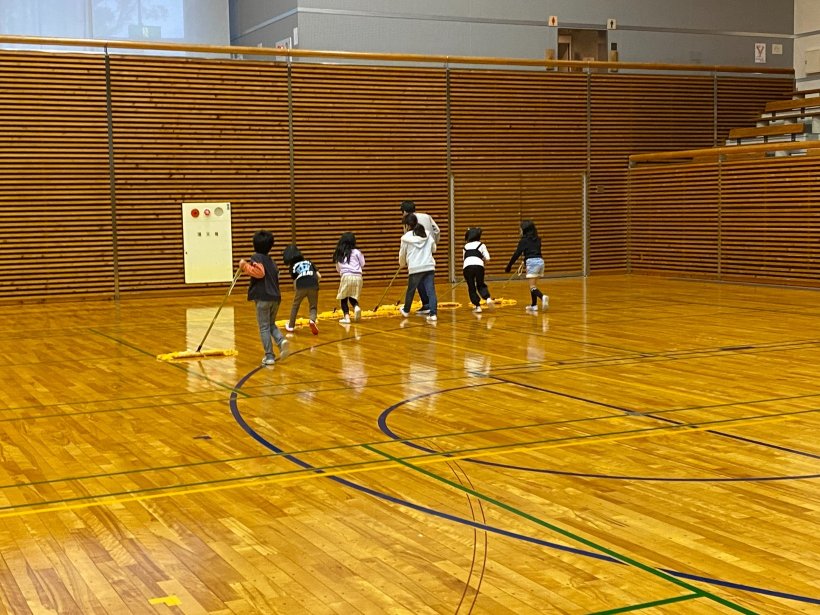 1列でモップがけ中