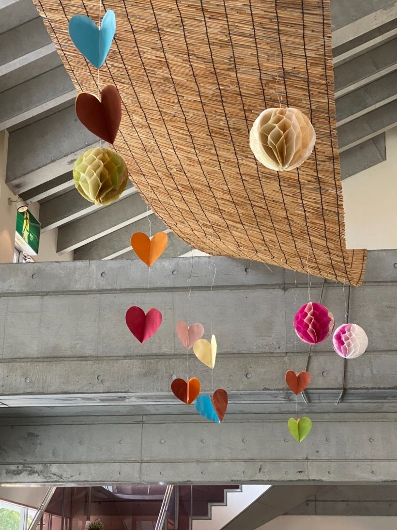 すだれに吊るしているハートと丸いの