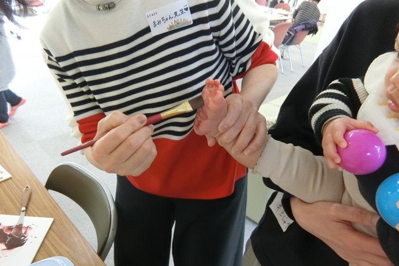 絵の具を塗っている様子