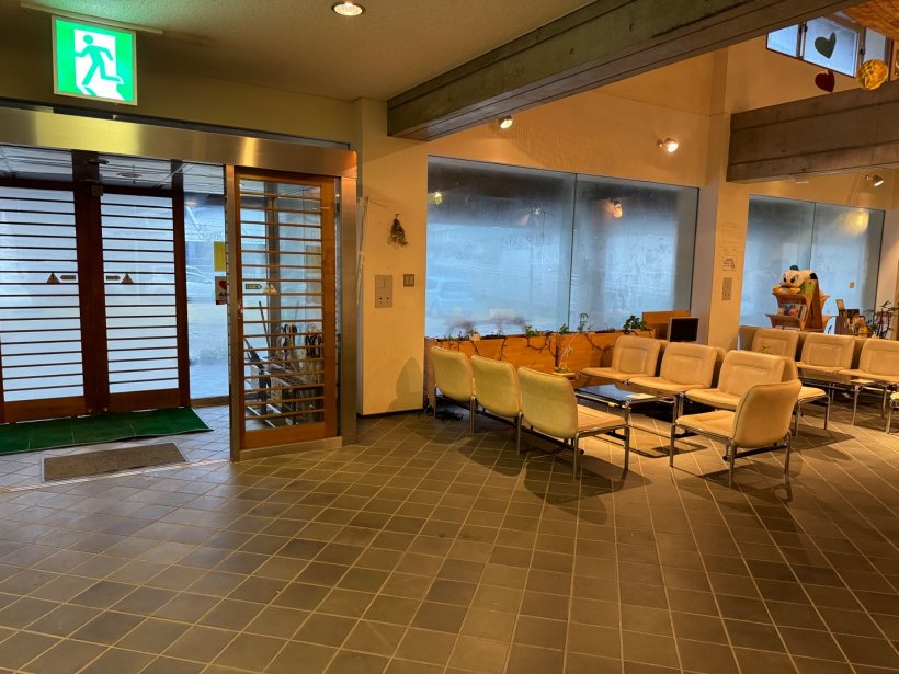 ロビーの曇ったガラス