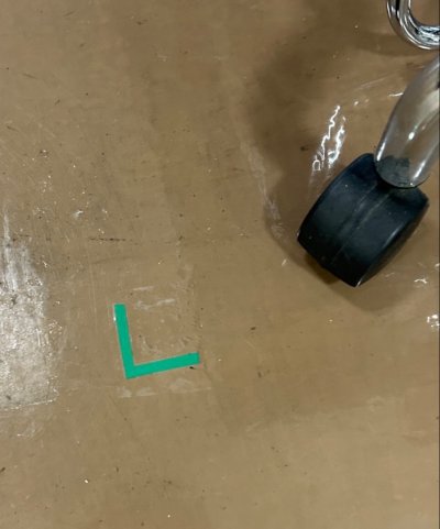 机の脚と緑の角テープ