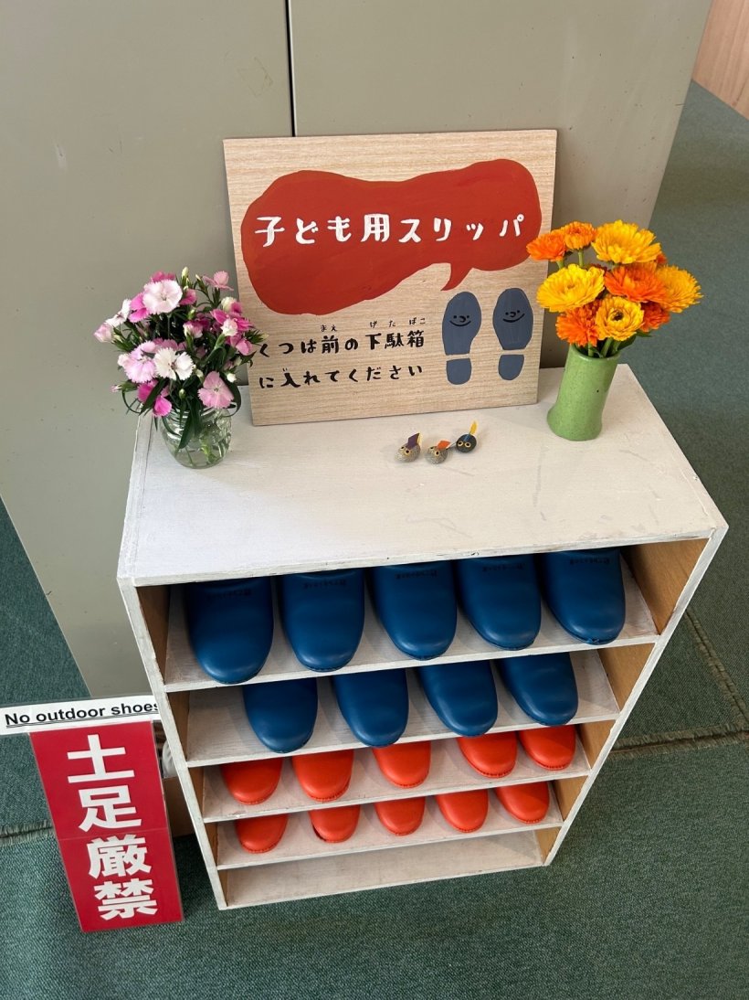 スリッパ置き場に花を飾っている