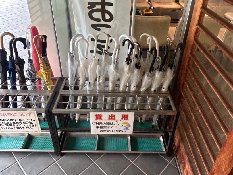 入口の傘立て