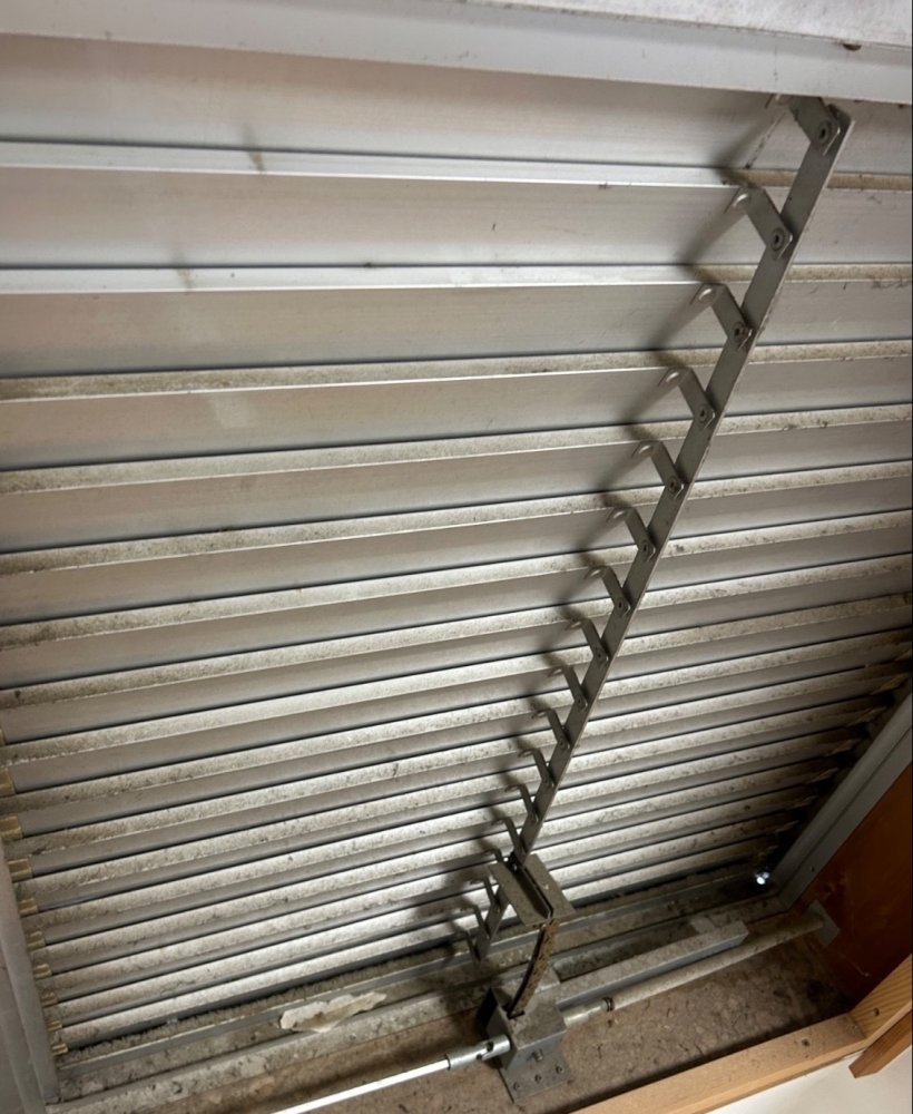 ホコリや黒く汚れた排煙口