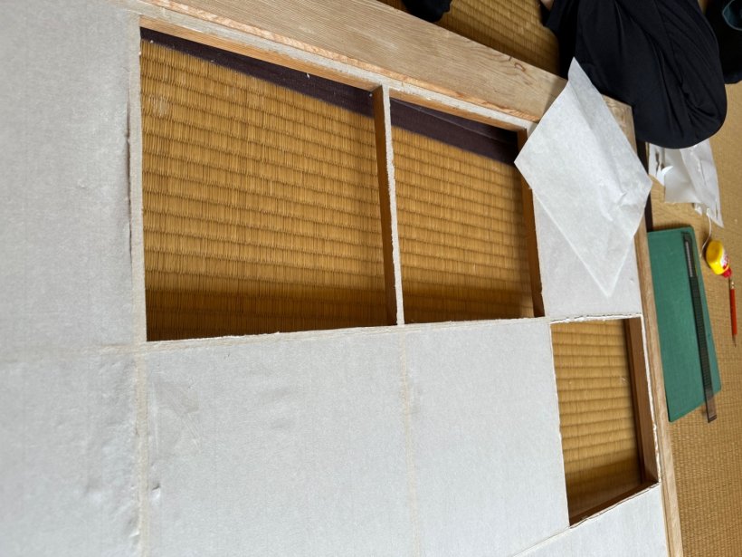 障子の貼り替え中