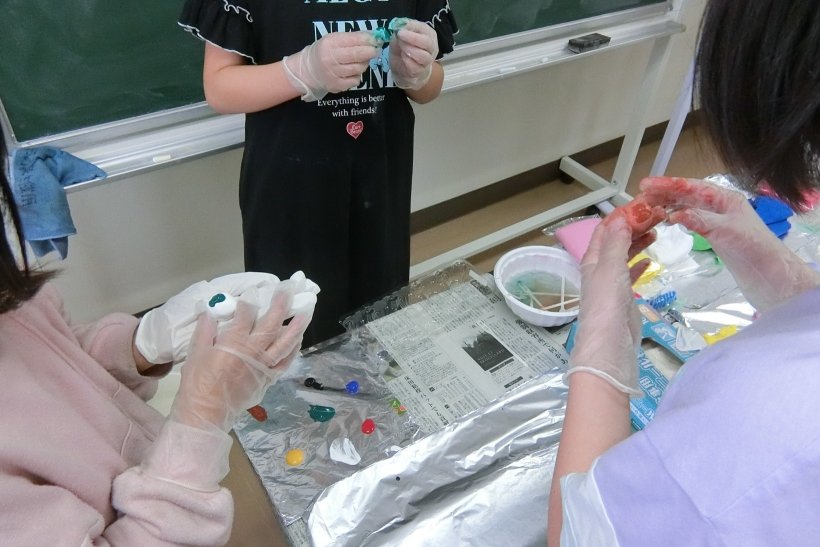 3人それぞれ色を調合してこねている