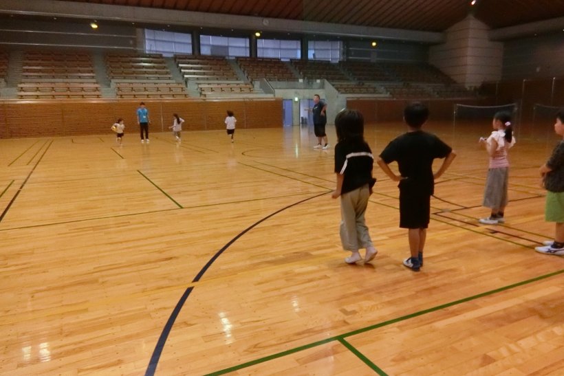 ボールを持って走っている