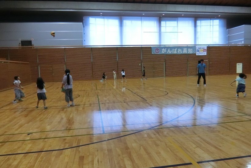 3人1組でボールをパスしている