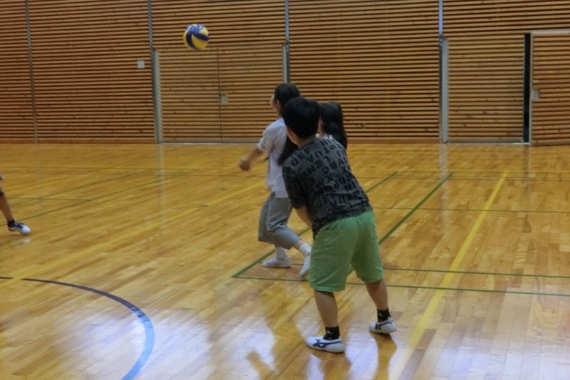 3人とバレーボールが浮いている