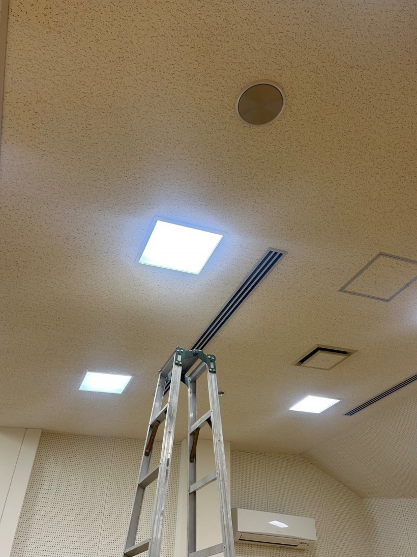 脚立と天井