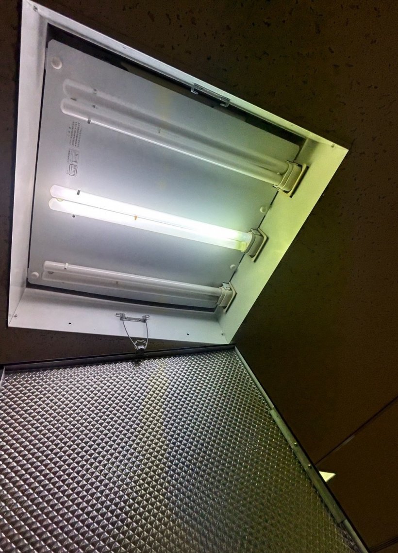 電球3つ1つだけ電気がついている