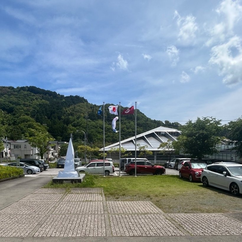 空と旗と駐車場