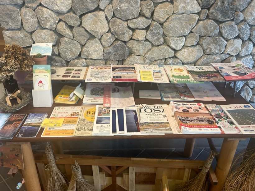 木の台にチラシが並べてある