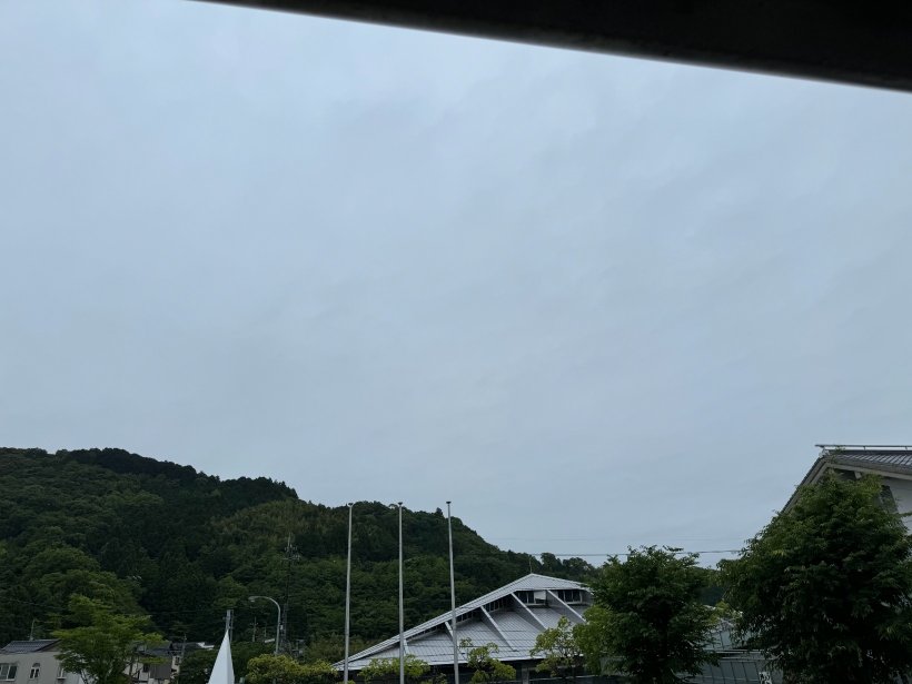 曇った空と山