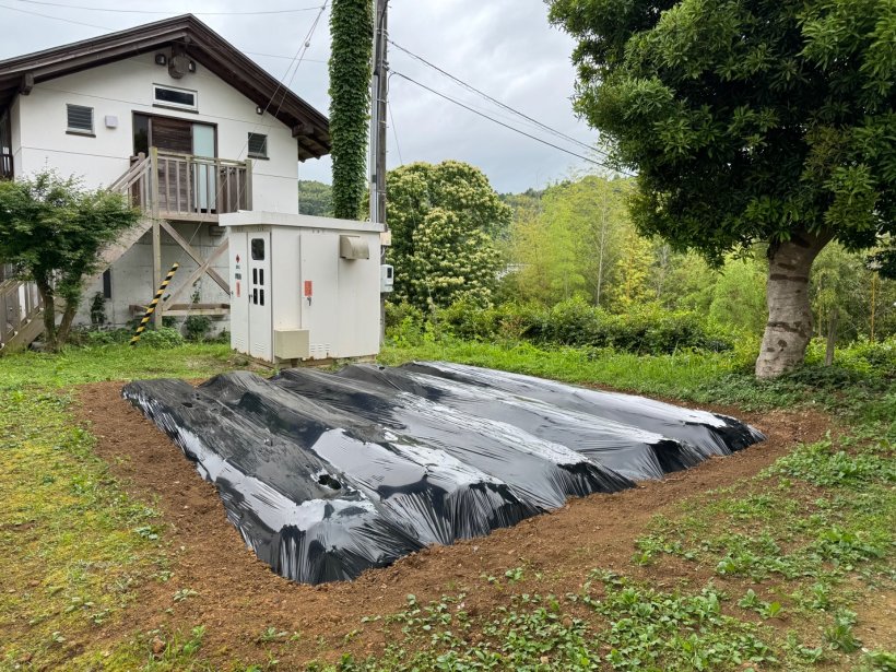 黒いシートがかかった畑