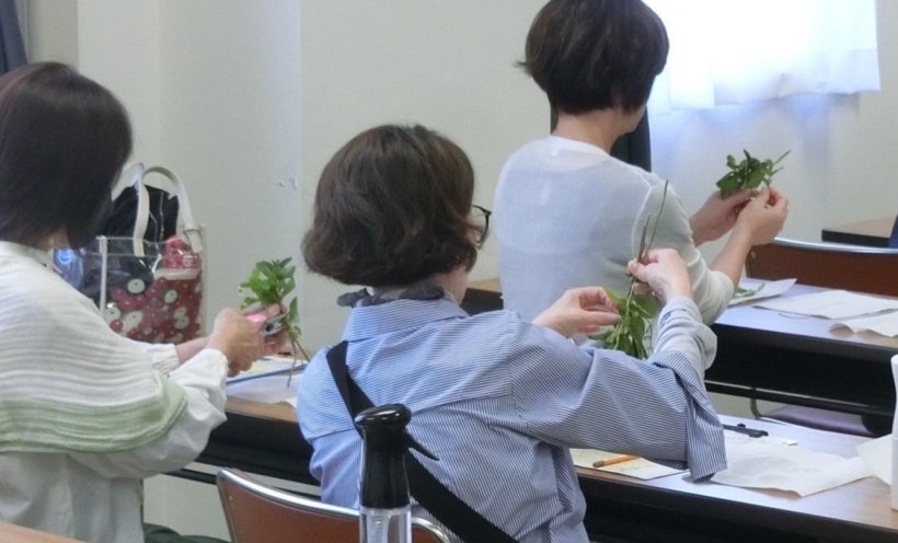 3人がそれぞれ花を束ねている