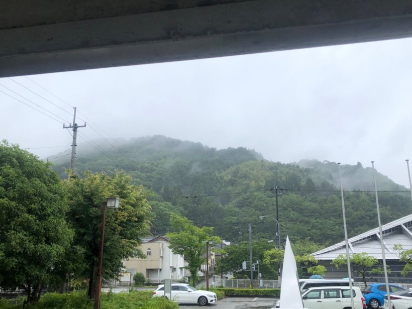 施設から見た雨の日の景色