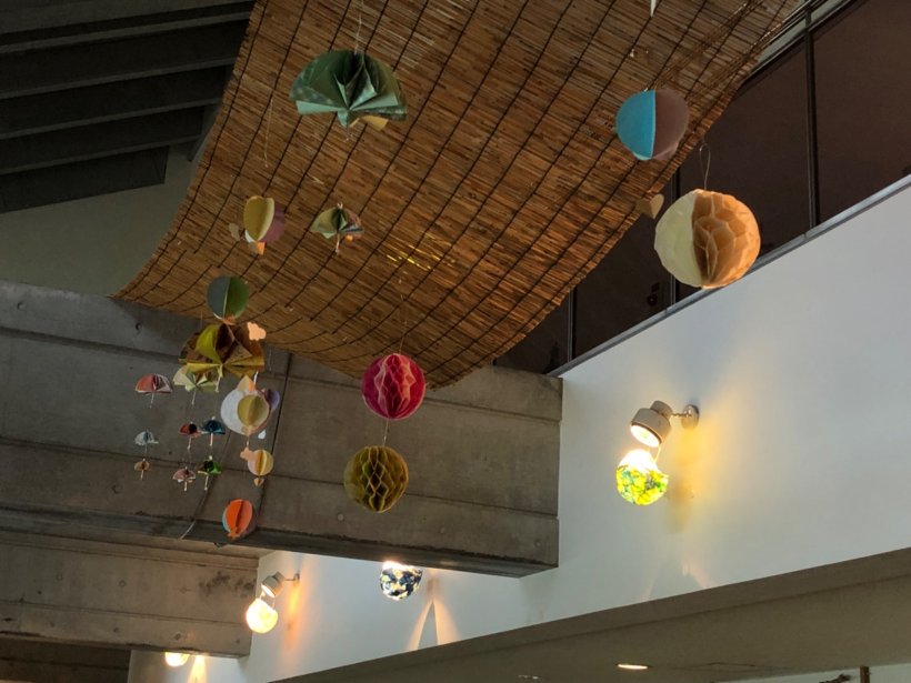 光の当たった天井飾り