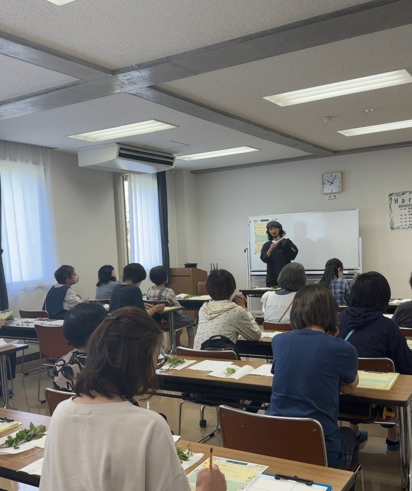 対面式で講義を聞いている