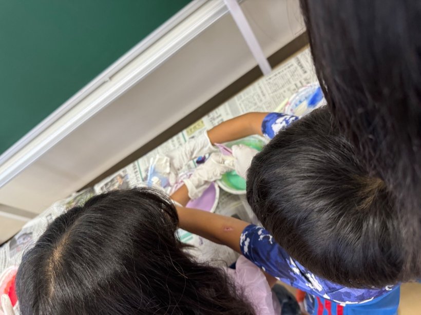 2人がわ和紙に色をつけている