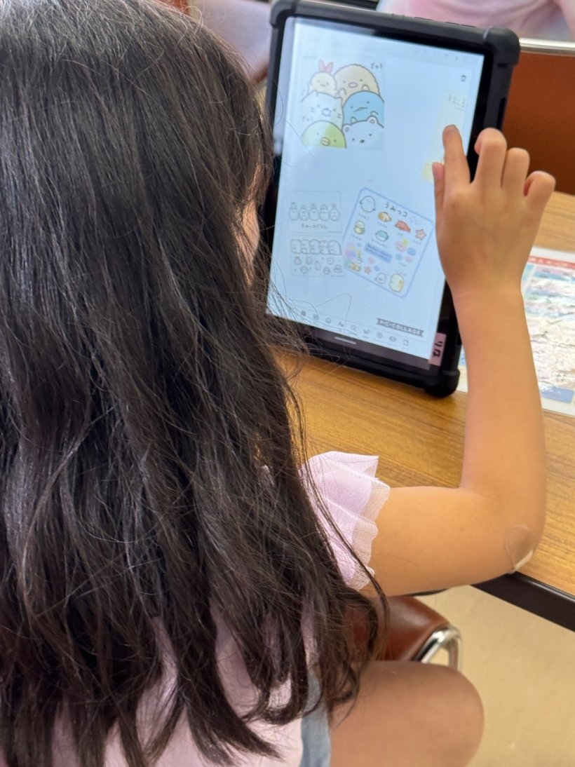 タブレットを操作している